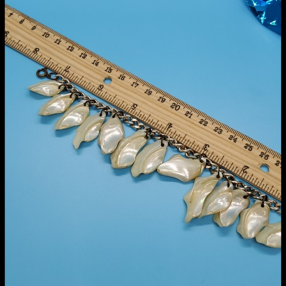 VINTAGE silvertone faux Mother Of Pearl 'seashell' charm bracelet 50s Cha-cha - Picture 3 of 5